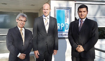 Os pesquisadores Emílio e Guillermo (nas pontas), e Robert Schmidthals, presidente da empresa alemã RPD