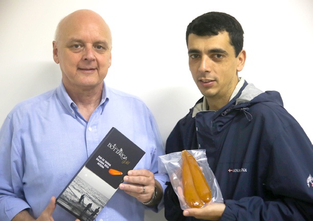 Cassiano e Sérgio iniciaram a produção da bottarga para salvar um estoque de ovas frescas encalhado