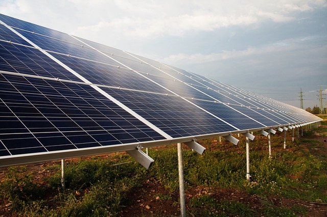 Placa de energia solar, instalada em um terreno