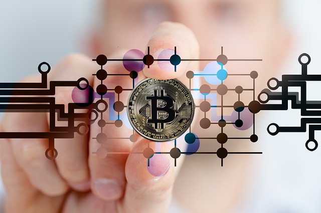 Moeda grande centralizada na foto e dentro dela escrita a letra "b" em maiúscula, representando a moeda Bitcoin
