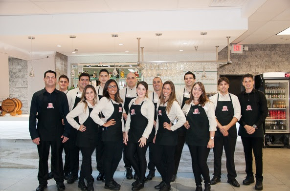 Equipe do restaurante Camila’s,, que serve comida brasileira nos EUA