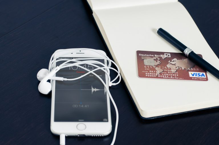 Celular e cartão de crédito, representando inovação e tecnologia nos meios de pagamentos