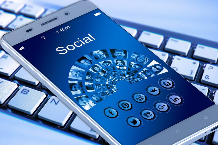 Telefone e computador conectados nas diversas mídias sociais