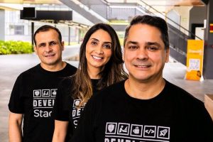A StackX foca na formação de profissionais juniores ao longo de seis meses de curso e encaminha os formandos ao mercado.
