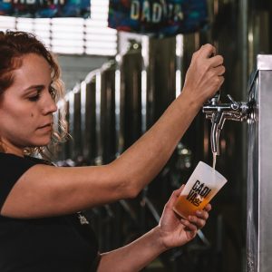 Neste ano, a Cervejaria Dádiva, criada e liderada pela empresária Luiza Lugli Tolosa, vai celebrar o Dia Internacional da Mulher de mãos dadas com outras 26 cervejarias brasileiras também fundadas e/ou comandadas por mulheres.